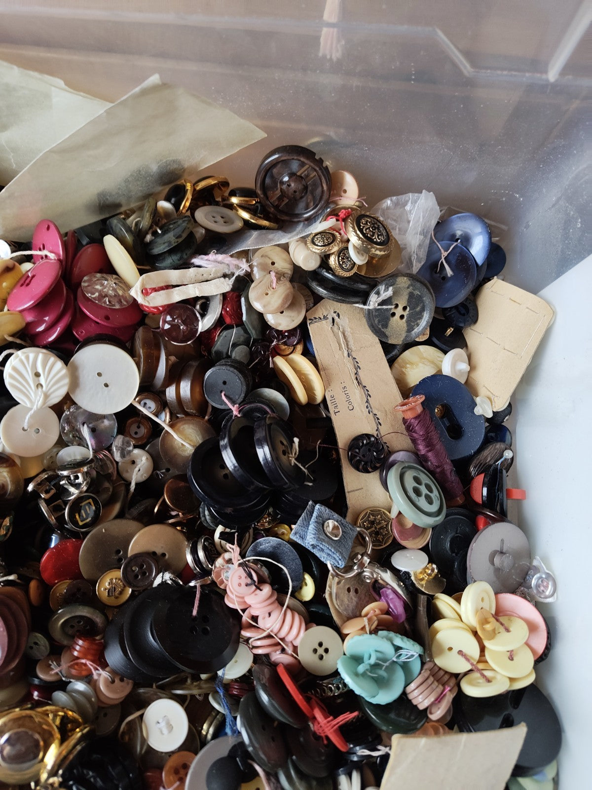 5 kg のバルクボタン、パリ、フランス、服飾雑貨