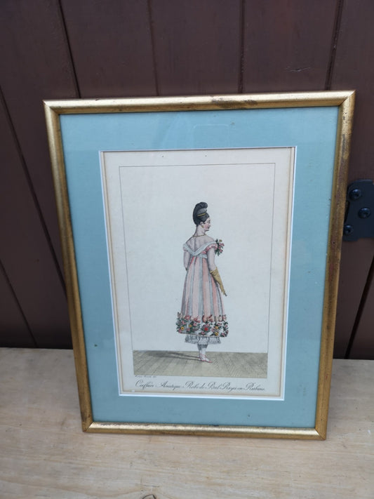 とても美しいアンティークプリント、アジア風のヘアスタイル。ストライプのリボンが入ったボールガウン。