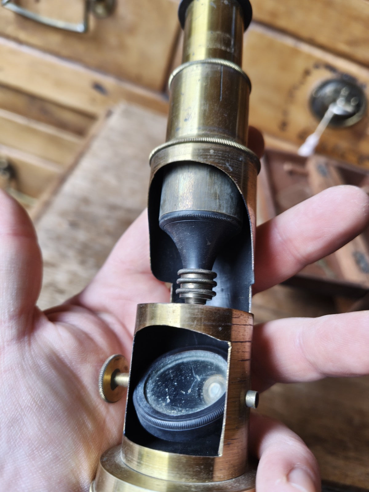 アンティークフランス製フィールド顕微鏡（箱入り）