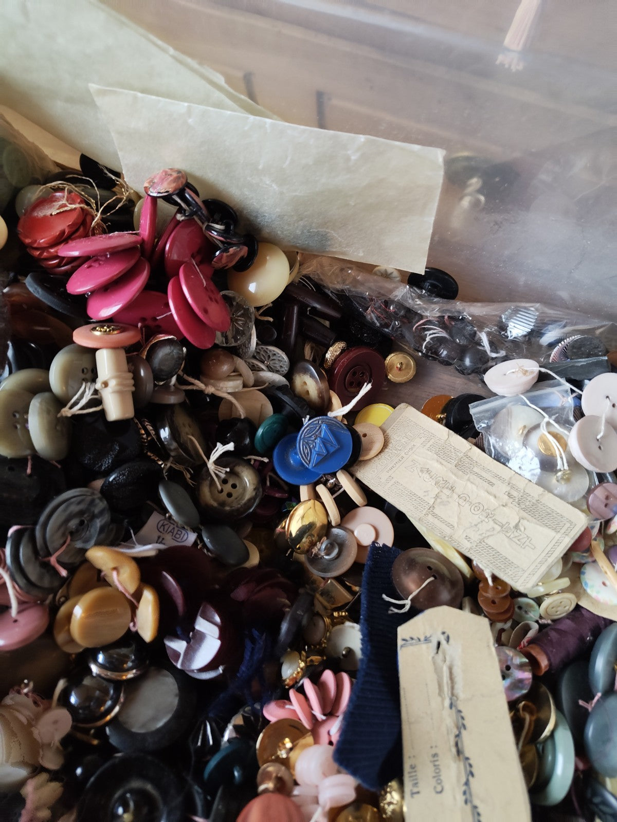 5 kg のバルクボタン、パリ、フランス、服飾雑貨