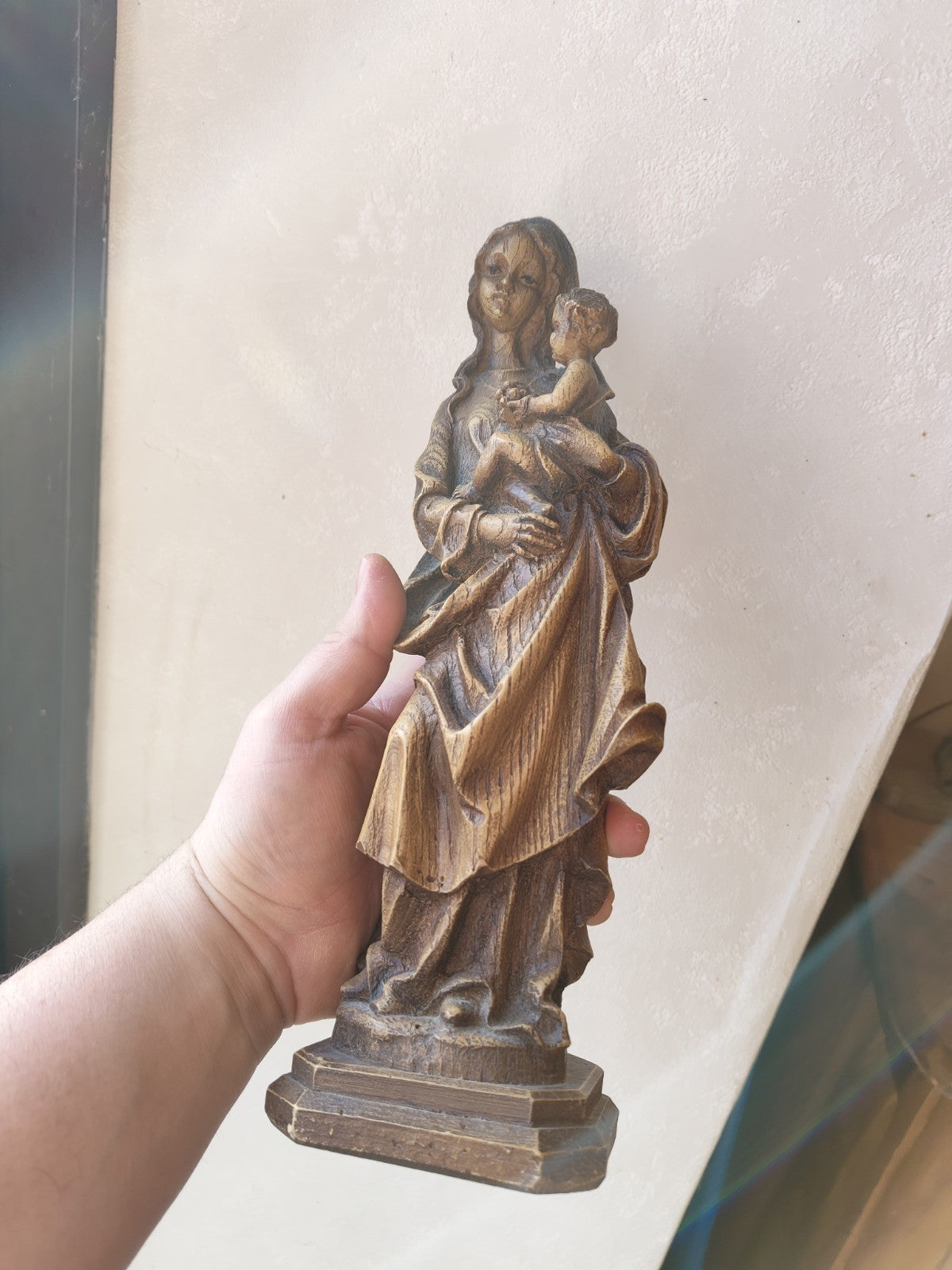 美しい聖母子像、木目調
