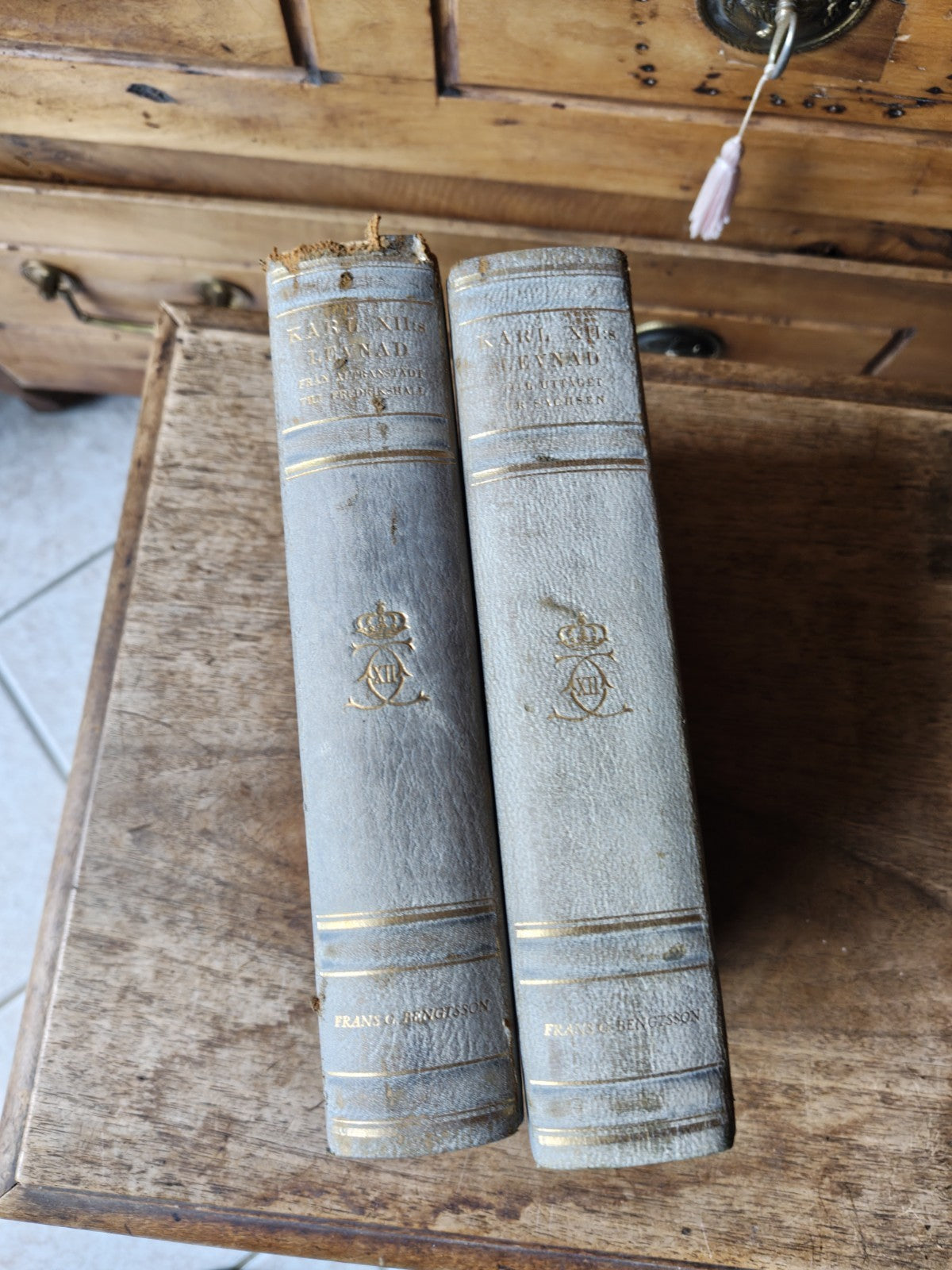 アンティークブックカール12世。メヴナド・G・ベングソン