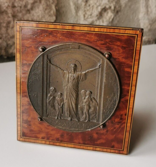 真鍮と木で作られた美しいキリストの銘板