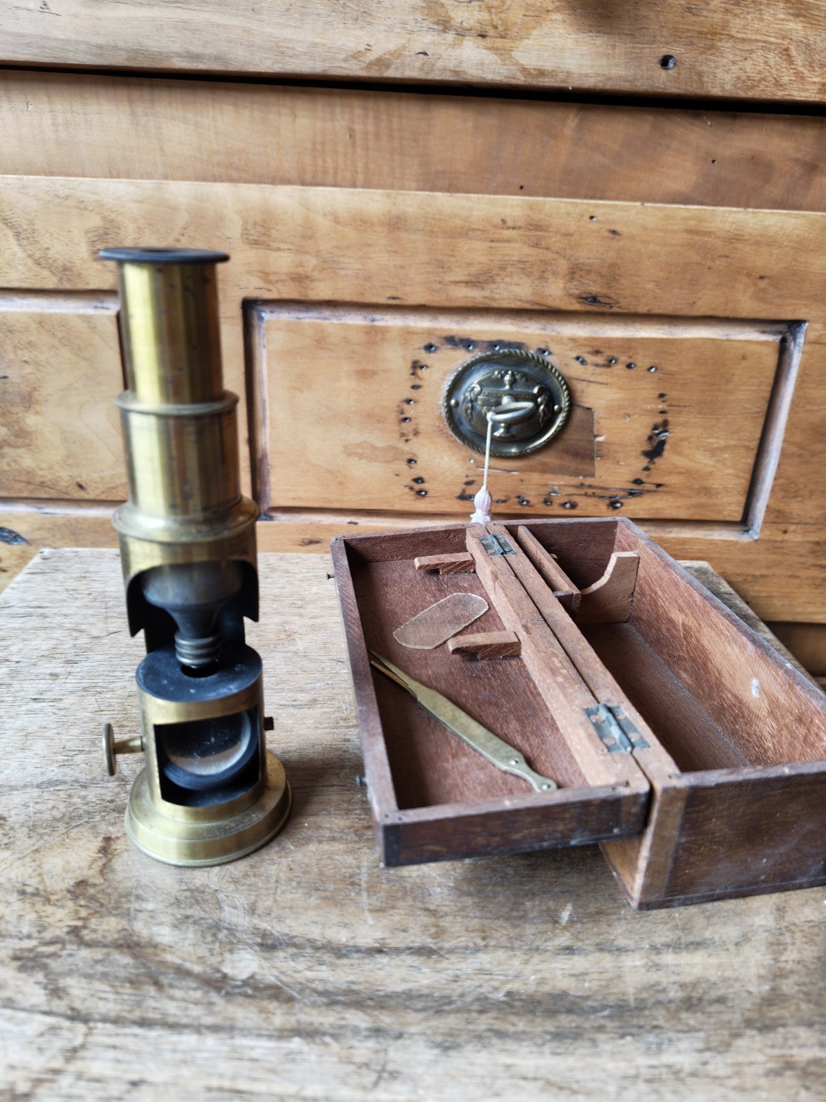 アンティークフランス製フィールド顕微鏡（箱入り）