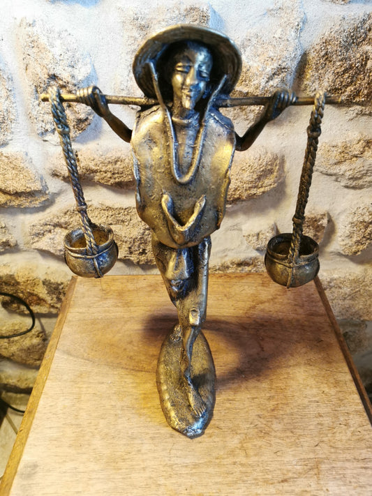 農民を描いた美しい民族的な真鍮またはブロンズの彫刻。