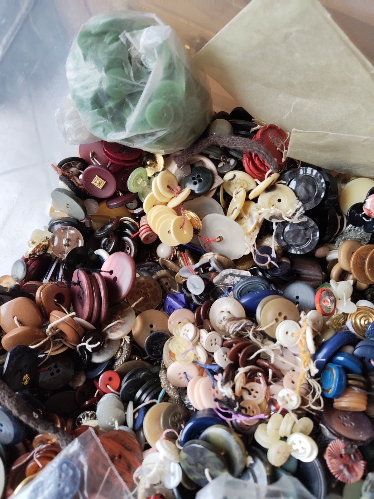 5 kg のバルクボタン、パリ、フランス、服飾雑貨