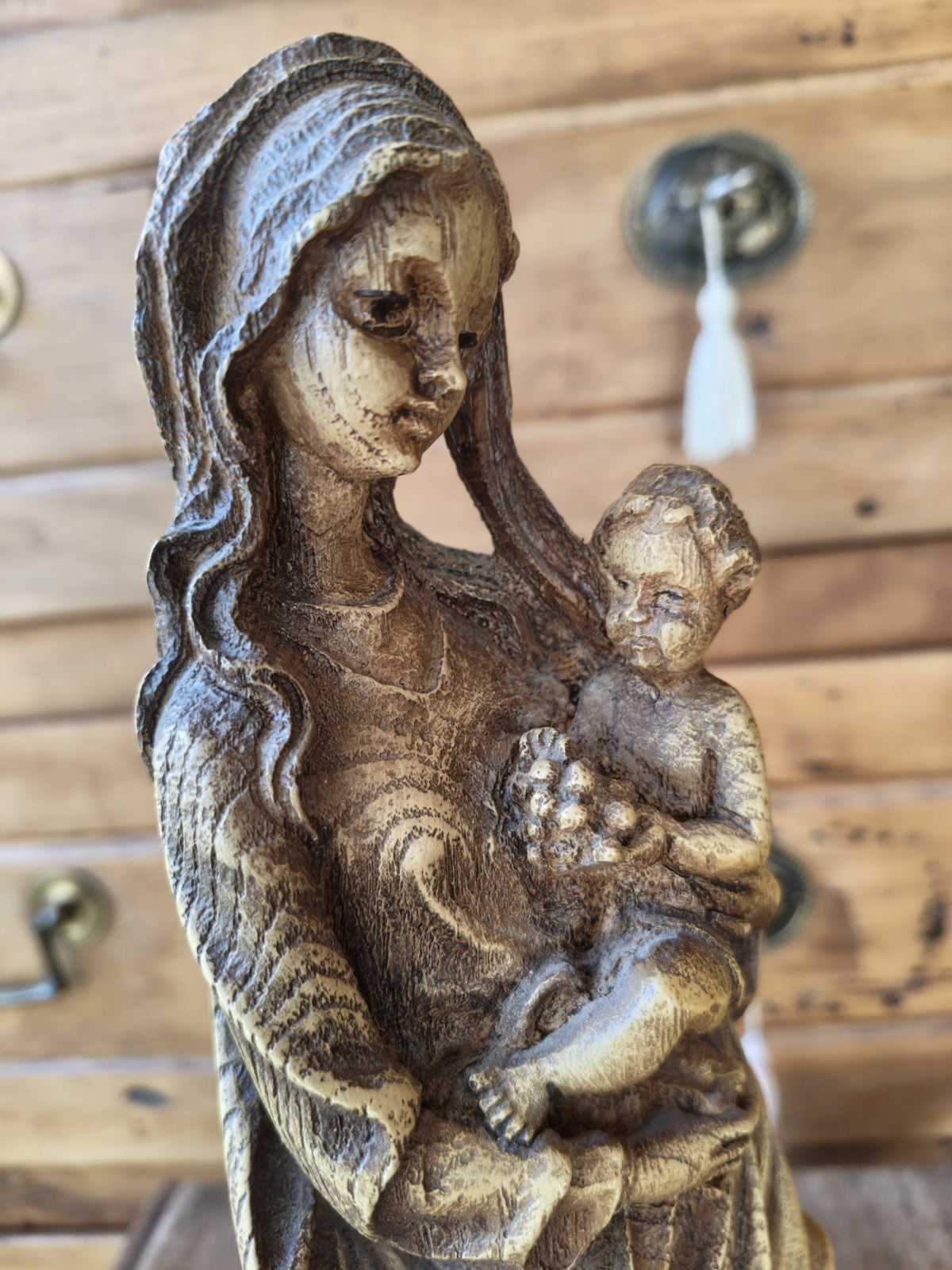 美しい聖母子像、木目調