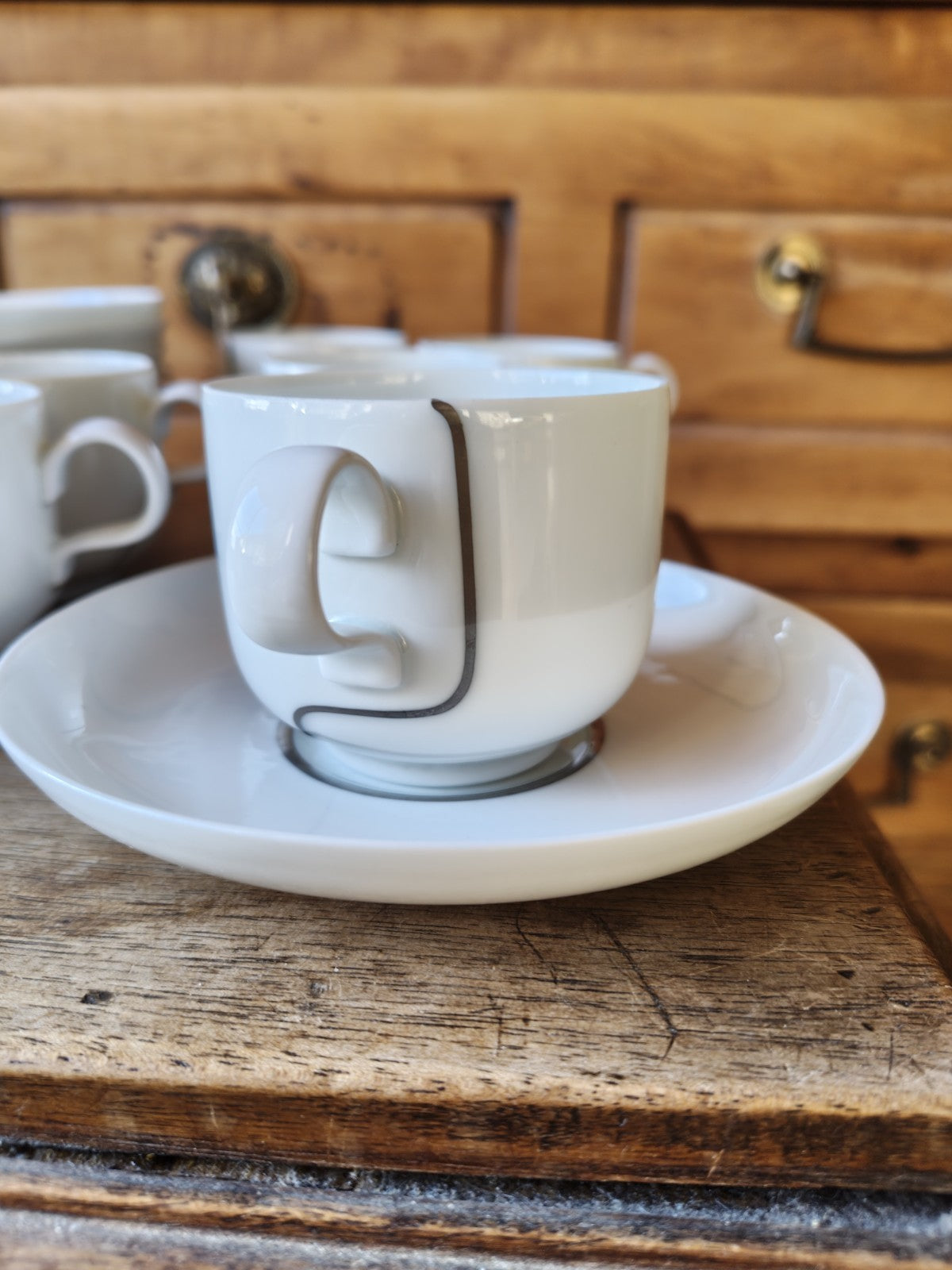 リモージュのコケットのためにマルク・ヘルドがデザインしたコーヒーカップ8個とソーサー8個