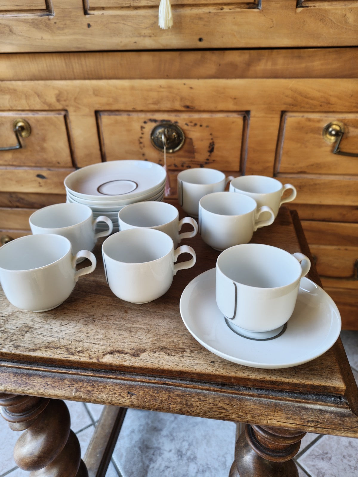 リモージュのコケットのためにマルク・ヘルドがデザインしたコーヒーカップ8個とソーサー8個