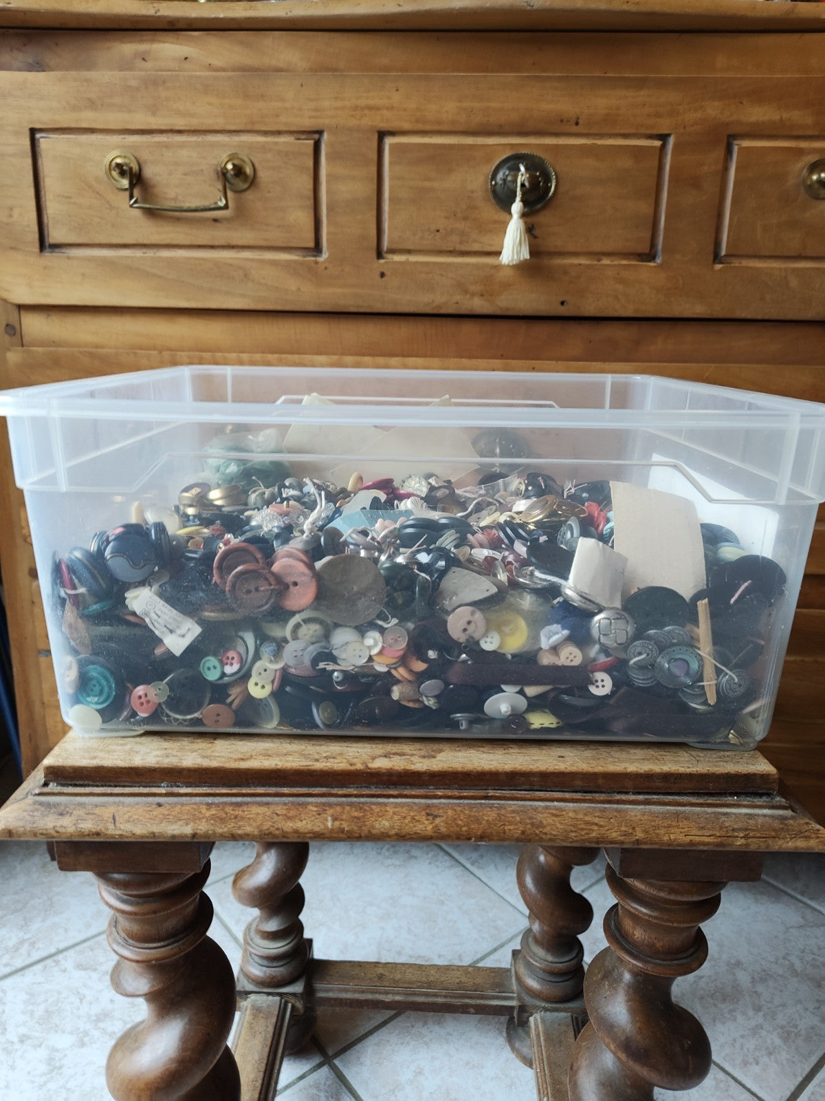 5 kg のバルクボタン、パリ、フランス、服飾雑貨